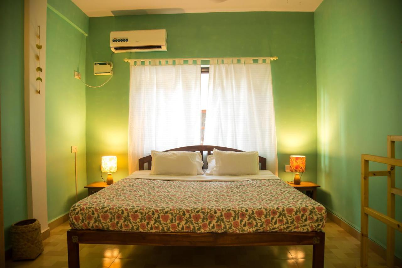Hotel Coco Moon Morjim Exterior foto
