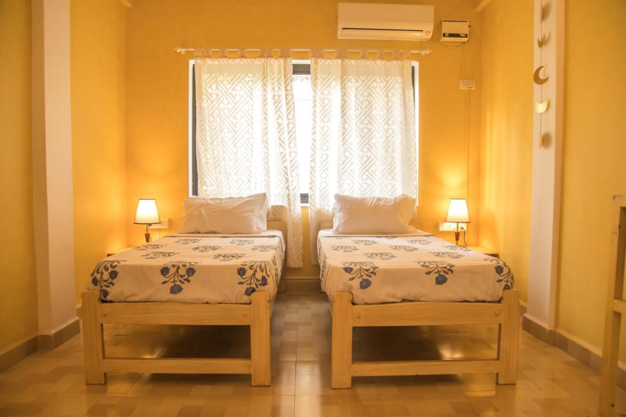 Hotel Coco Moon Morjim Exterior foto