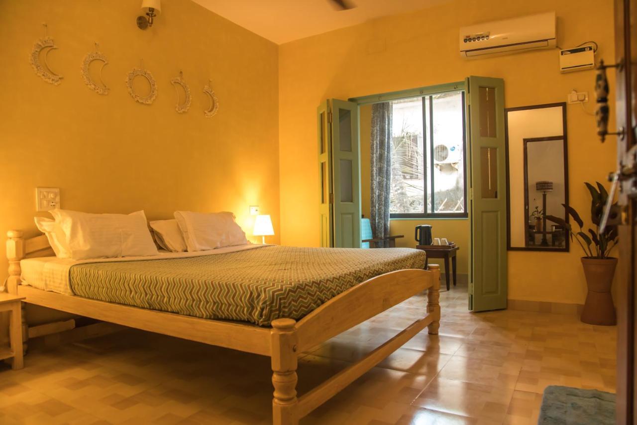 Hotel Coco Moon Morjim Exterior foto