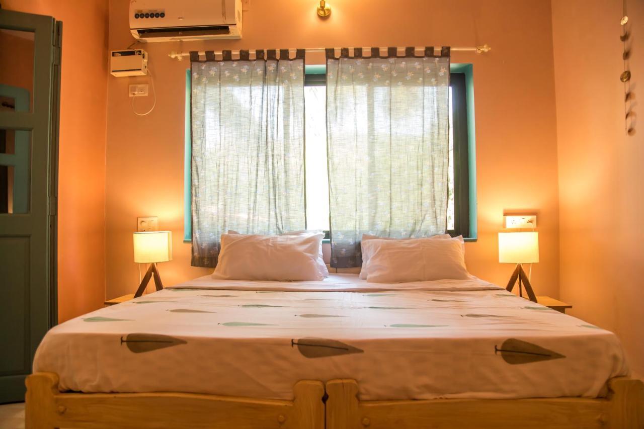 Hotel Coco Moon Morjim Exterior foto
